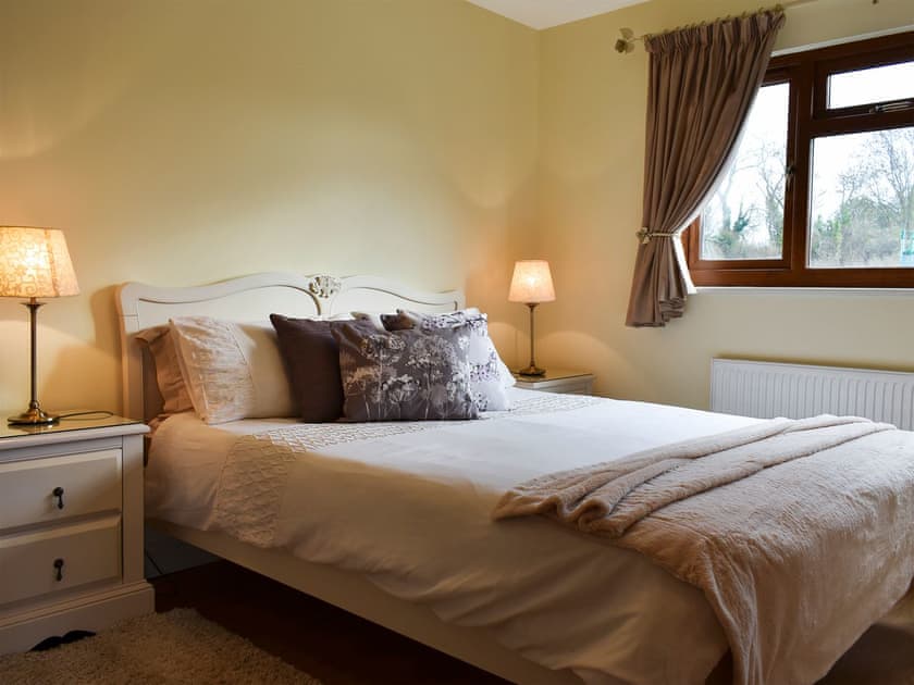 Double bedroom with en-suite | Lavender Lea, Landford, near New Forest