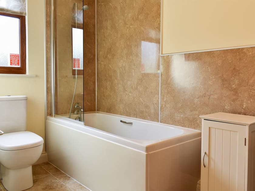 En-suite bathroom | Lavender Lea, Landford, near New Forest