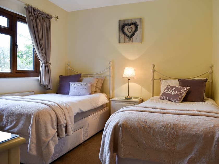 Twin bedroom with en-suite | Lavender Lea, Landford, near New Forest