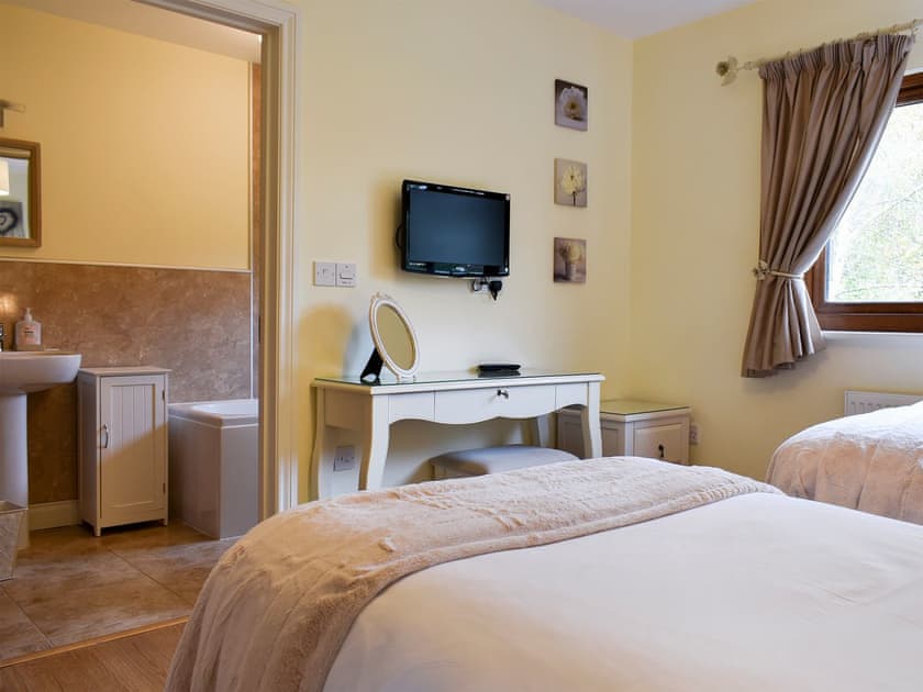 Twin bedroom with en-suite | Lavender Lea, Landford, near New Forest