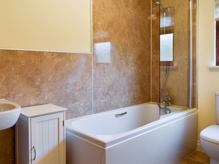 En-suite bathroom | Lavender Lea, Landford, near New Forest