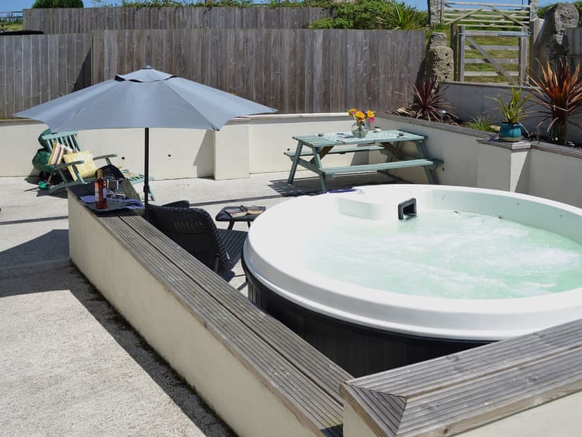 Relaxing hot tub | Bowji, Numphra, near Penzance