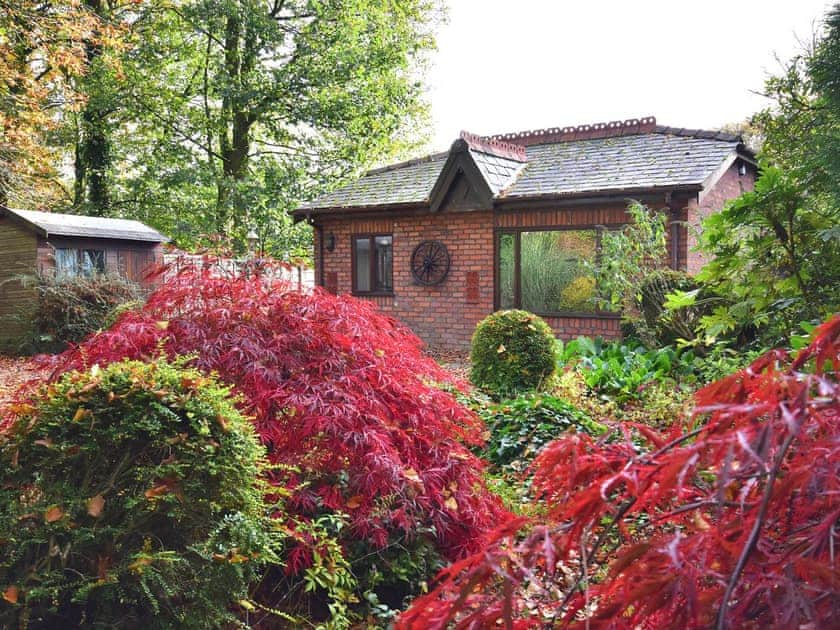 Delightful lodge set in mature gardens | South Lodge Cottage, Worthington, near Standish