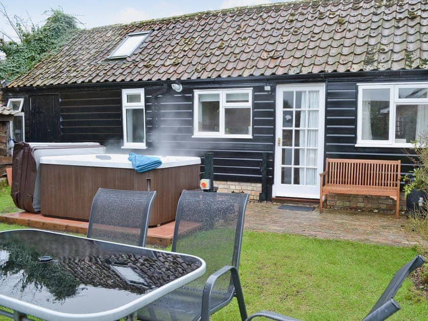 Charming property with a hot tub | The Den, Little Downham, near Ely