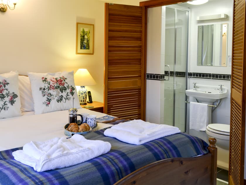 Double bedroom with en-suite shower room  | Coulags Croft, Coulags, Strathcarron