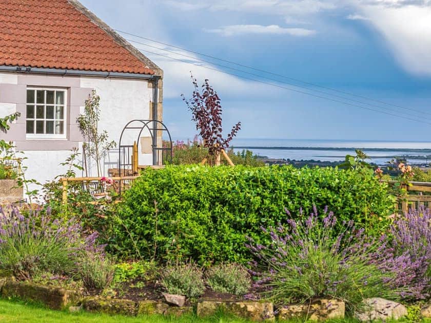 Wonderful holiday home in a great location | Lucklaw Steading Cottage, Balmullo, near St Andrews
