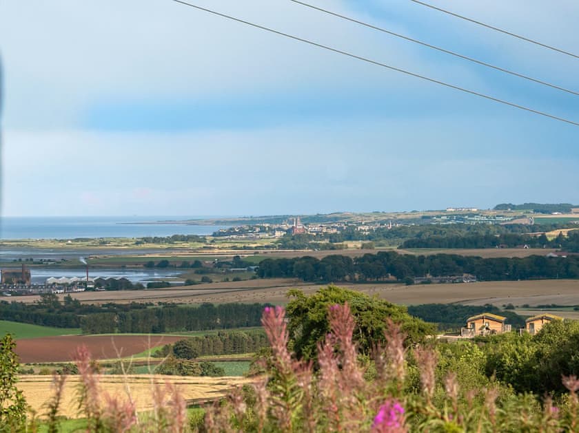 Window seat offering panoramic views across the surrounding farm lands to St Andrews Bay | Lucklaw Steading Cottage, Balmullo, near St Andrews