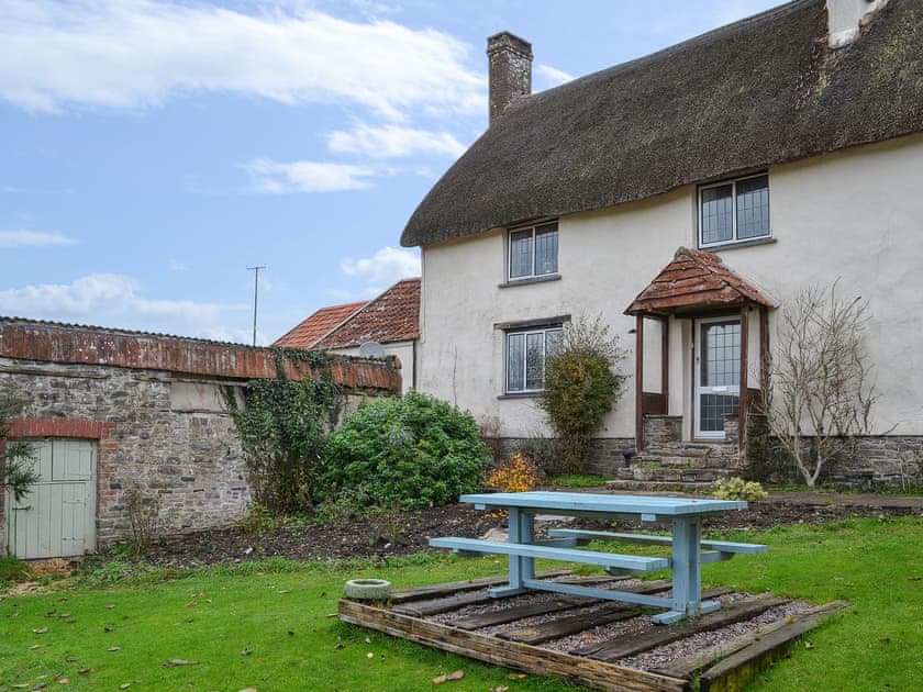 Lawned garden with picnic style seating | West Hurscott Cottage, Hurscott, near Barnstaple