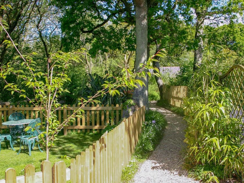 Garden and grounds | Oak Tree Cottage - Grove Cottages, Instow, near Barnstaple