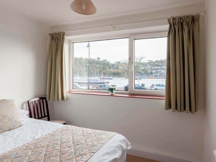 Twin bedroom with river view | Rivers Reach, Dartmouth