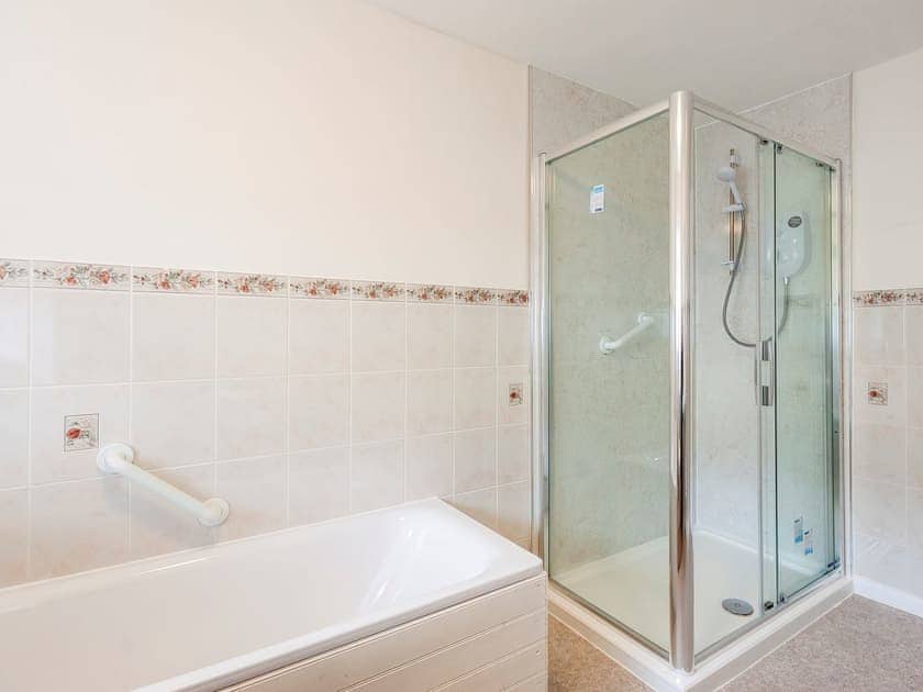 Lovely bathroom with shower cubicle | Rivers Reach, Dartmouth