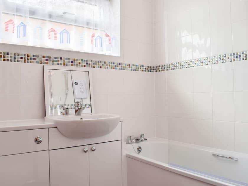 Bathroom with shower over the bath | Solent Point - Solent View & Brambles Cottage, Freshwater