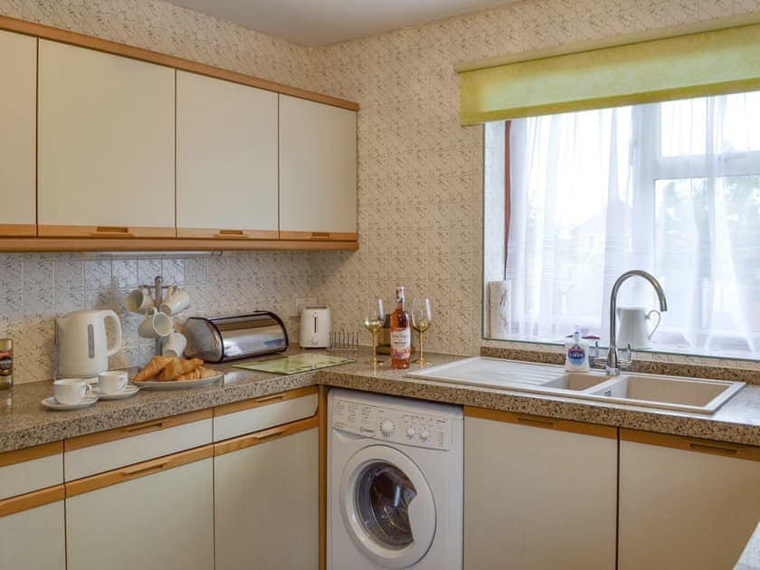 Well-equipped fitted kitchen | The Warren, Whitstable
