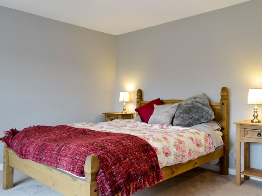 Master bedroom with kingsize bed | Hopedene Cottage, Weare, near Axbridge