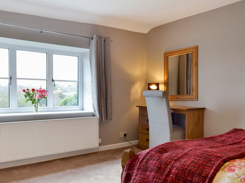 Master bedroom with kingsize bed | Hopedene Cottage, Weare, near Axbridge