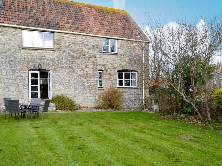 Enclosed lawned garden with sitting-out area and garden furniture | Hopedene Cottage, Weare, near Axbridge