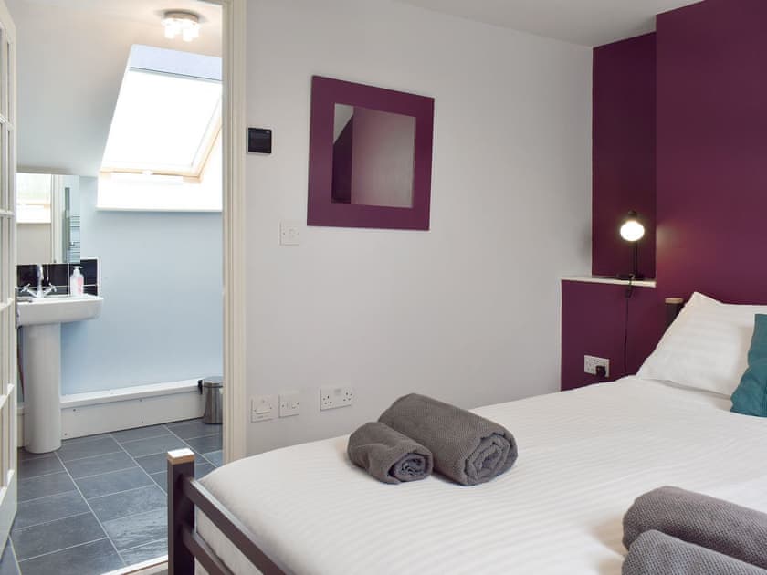 Light and airy en-suite double bedroom | The Coach House - Lluest Cottages, Neuaddlwyd, near Aberaeron