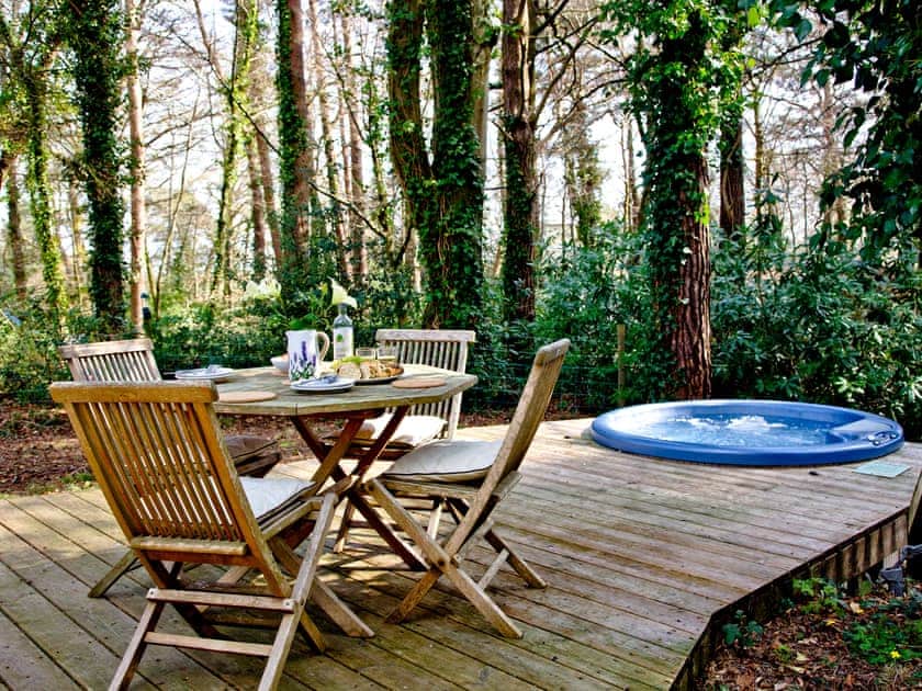 Hot tub and decked outdoor space | Hunters Lodge, 2 Indio Lake - Indio Lake, Bovey Tracey