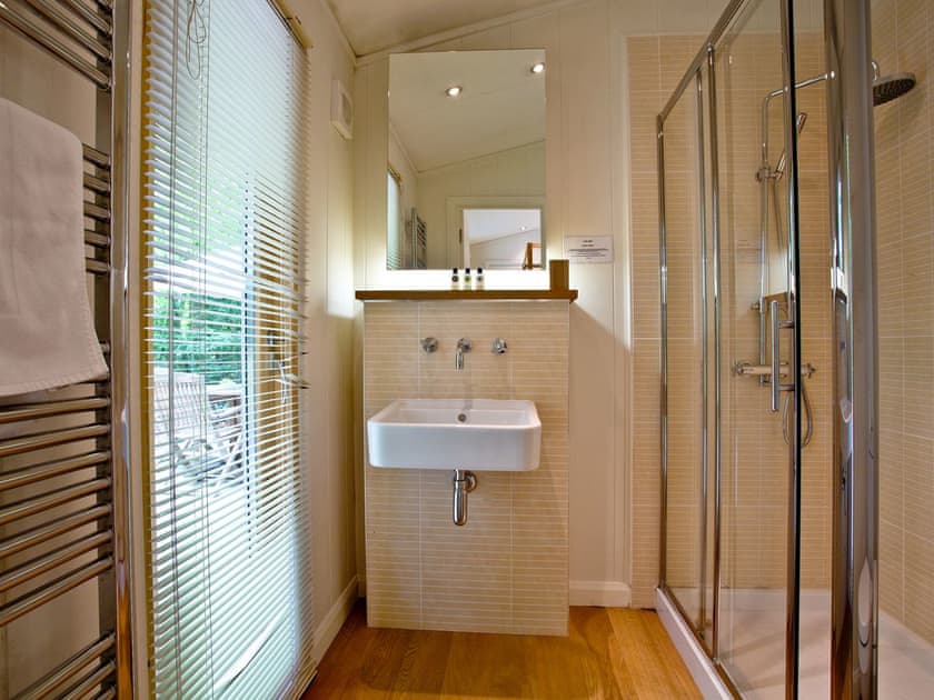 Shower room with large shower cubicle | Huccaby Lodge - Indio Lake, Bovey Tracey