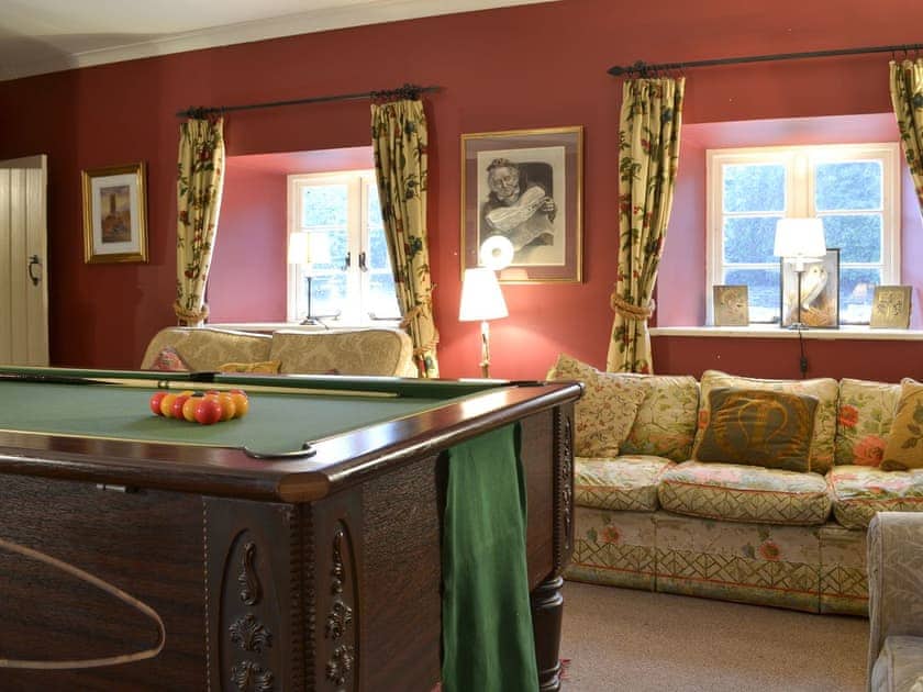 Lounge with pool table | The Shooting Lodge, Colquite, Washaway