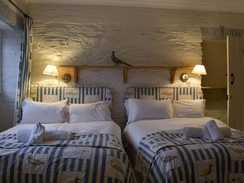 Twin bedroom | The Shooting Lodge, Colquite, Washaway