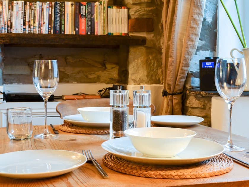 Enjoy an intimate meal for two in the cosy dining area | Low White Stones - White Stones, Ambleside