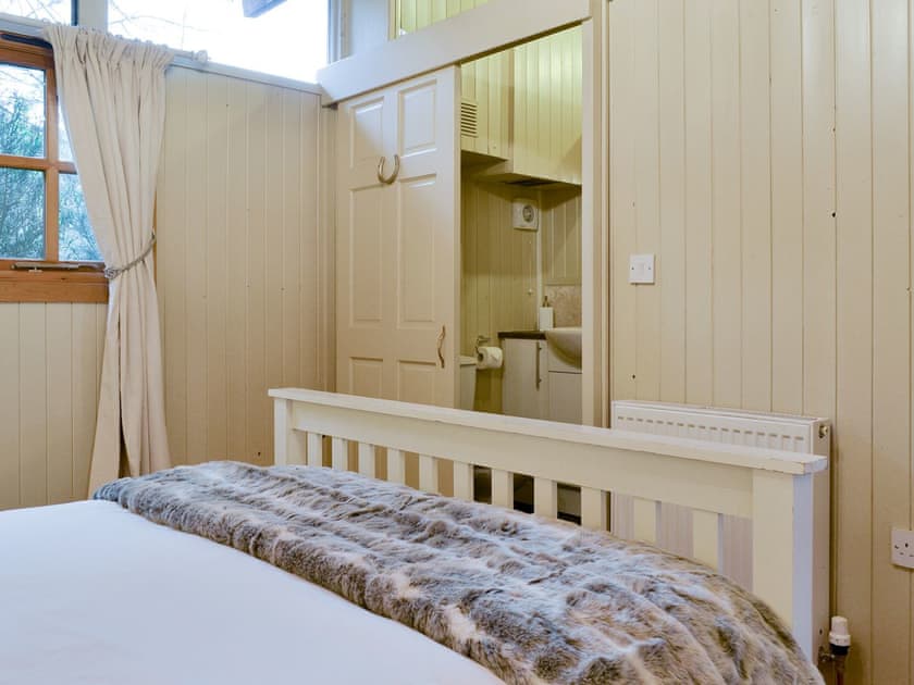Peaceful en-suite double bedroom | Pampita Lodge - Tickton Hall Cottages, Beverley
