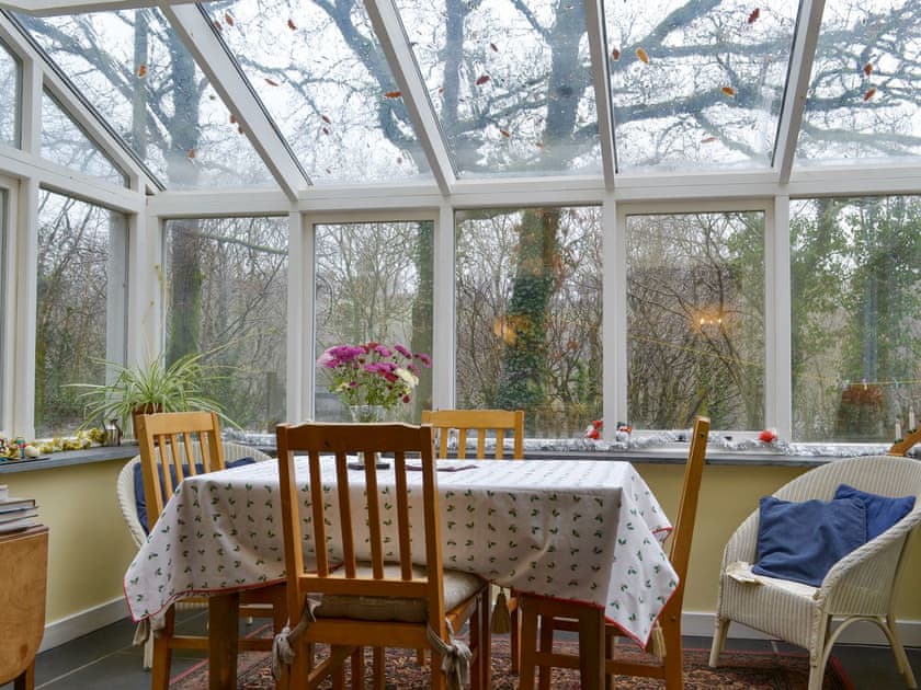 Light and airy conservatory with dining area | Quarrymans Cottage, Golberdon, near Callington
