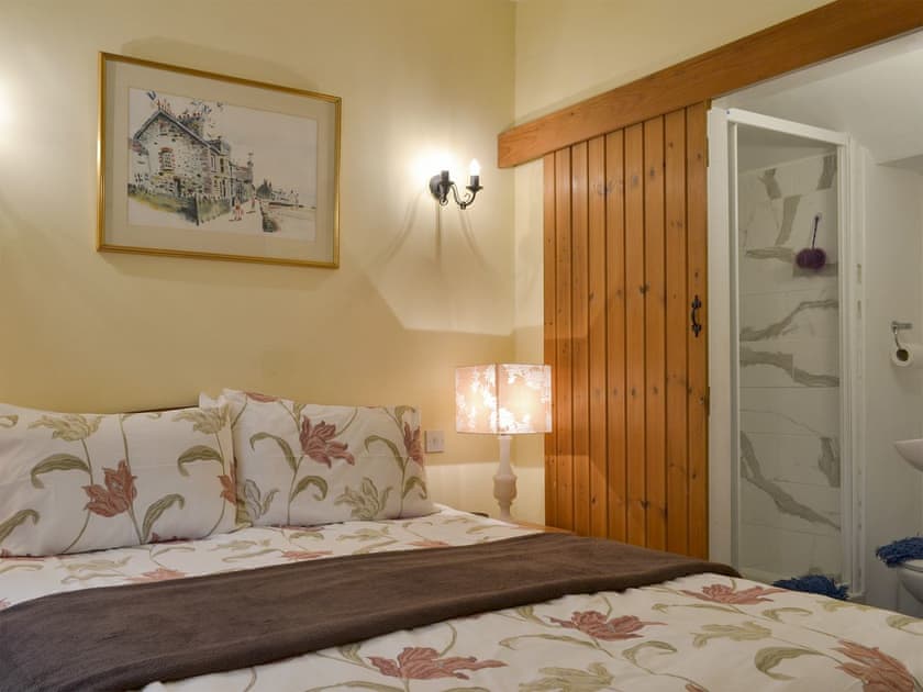Peaceful double bedroom with en-suite shower room | Quarrymans Cottage, Golberdon, near Callington