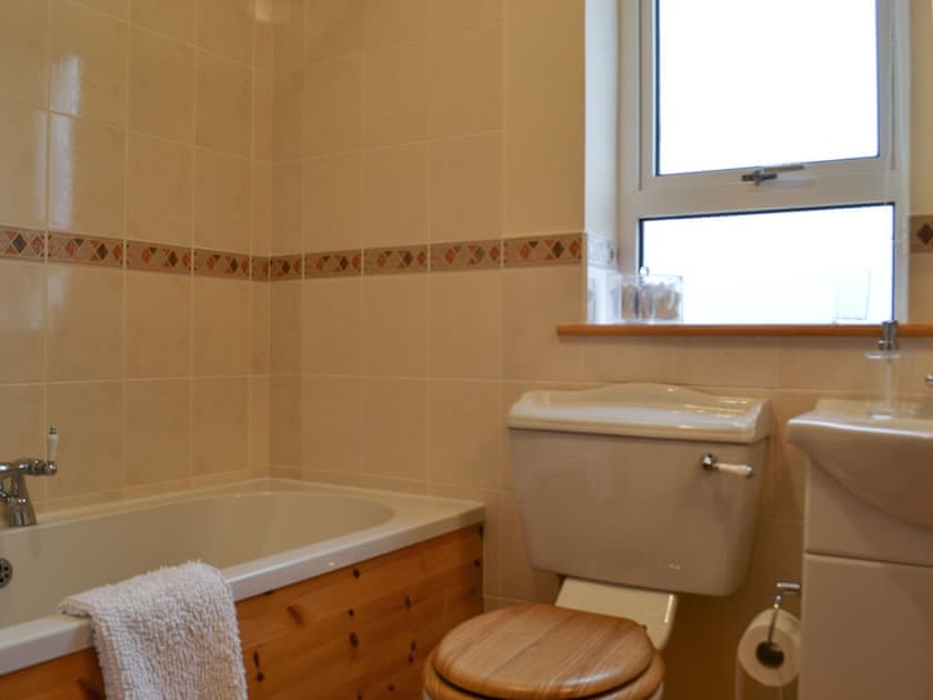 Bathroom with shower over bath | Padraig’s Cottage, Howbeg (Tobha Beag), Isle of South Uist