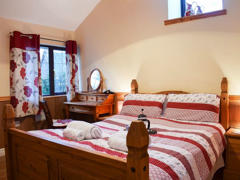 Comfortable double bedroom with en-suite | Ty Bach Twt - Penrhiw Cottages, Llangeitho, near Tregaron