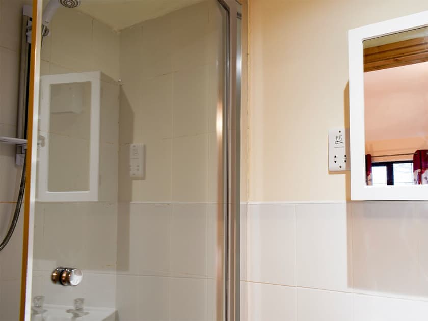 En-suite | Ty Bach Twt - Penrhiw Cottages, Llangeitho, near Tregaron