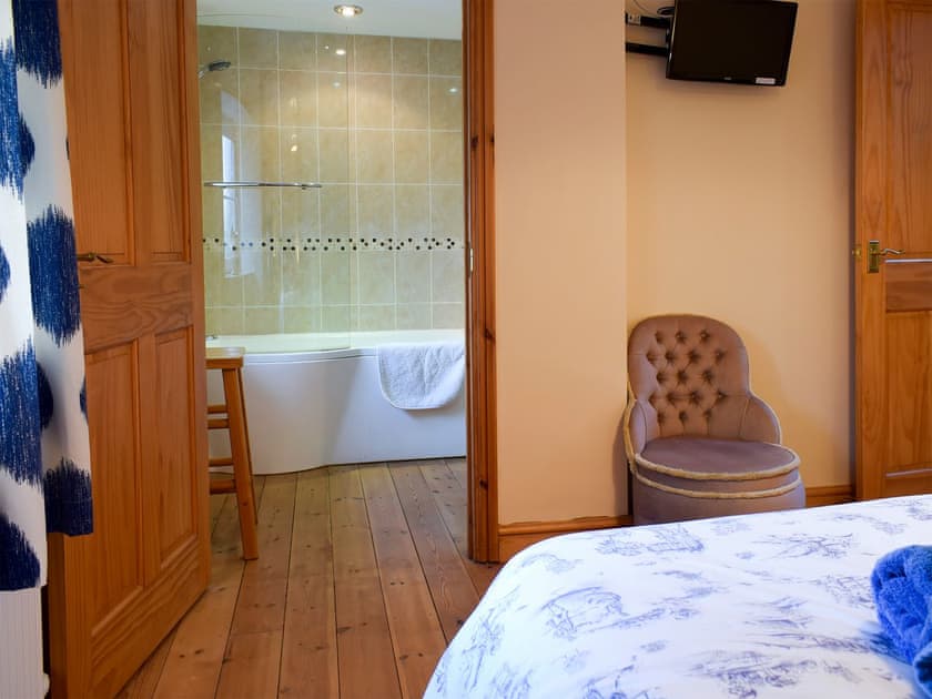 Relaxing bedroom with kingsize bed  | Penrhiw - Penrhiw Cottages, Llangeitho, near Tregaron