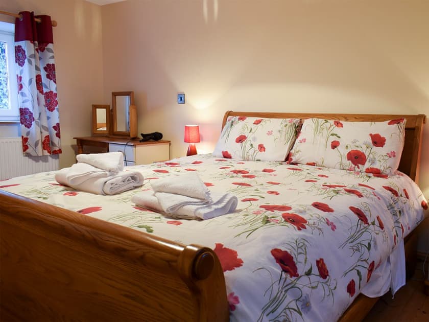 Relaxing bedroom with kingsize bed and en-suite | Penrhiw - Penrhiw Cottages, Llangeitho, near Tregaron