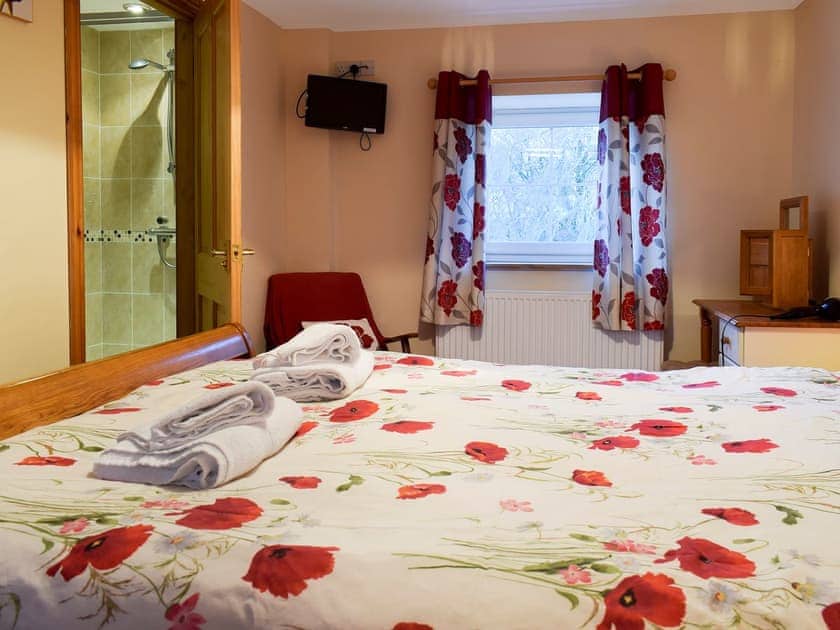 Relaxing bedroom with kingsize bed and en-suite | Penrhiw - Penrhiw Cottages, Llangeitho, near Tregaron