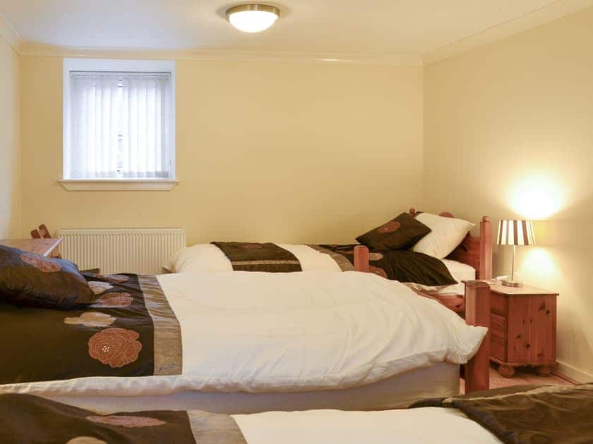 Family bedroom with a double and twin beds | Sylvan Cottage - Rousland Cottages, Linlithgow