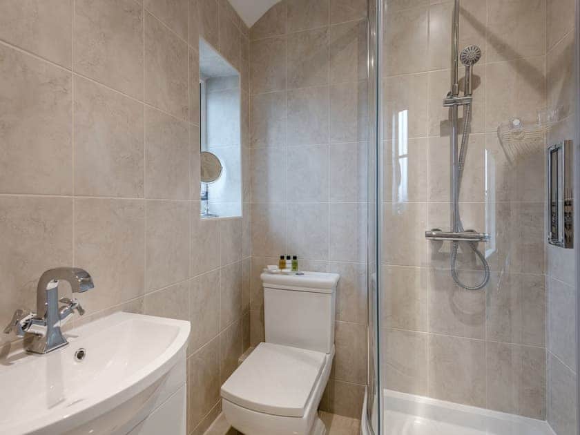 En-suite shower room | Wisteria House, Henstead, near Southwold