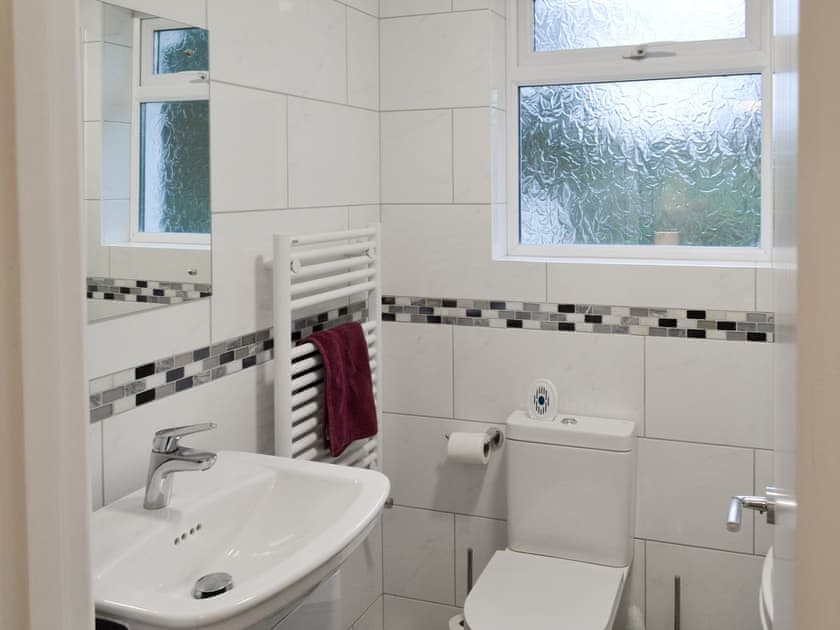 Ground floor bathroom with shower over bath | Treen, Lansallos, near Looe