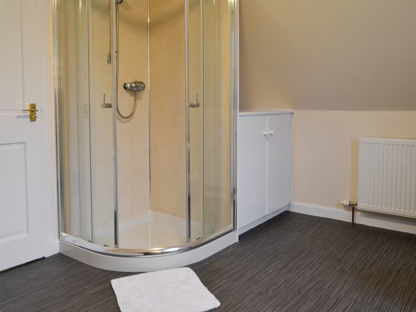 En-suite bathroom with separate shower | Liftingstane Farmhouse - Liftingstane, Closeburn, near Thornhill