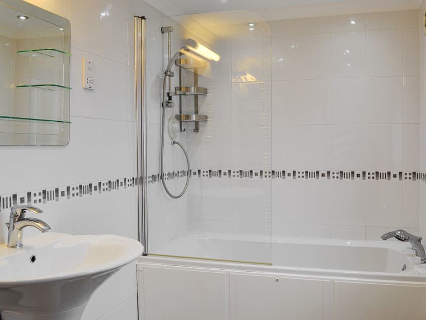 En-suite bathroom | Hawthorn Cottage, Stranraer