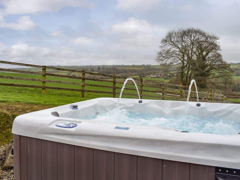 Fabulous Hot tub | Gwel-Y-Llyn - Ffynnonmeredydd Cottages, Mydroilyn, near Aberaeron