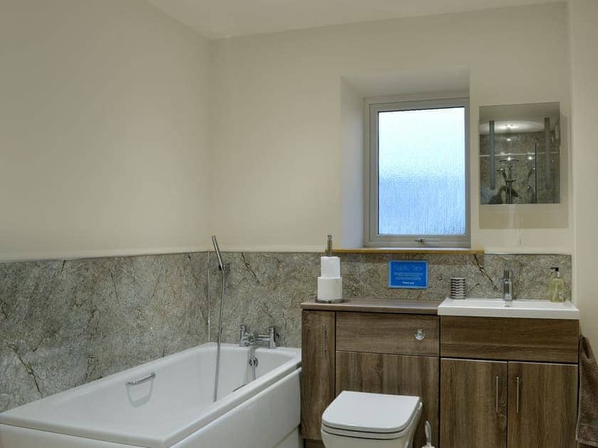 Generous sized bathroom | The Byre - Spoutwells, Stranraer