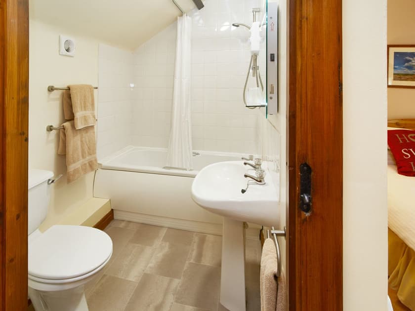 En-suite bathroom | Giltspur - Rawcliffe House Farm, Stape, near Pickering