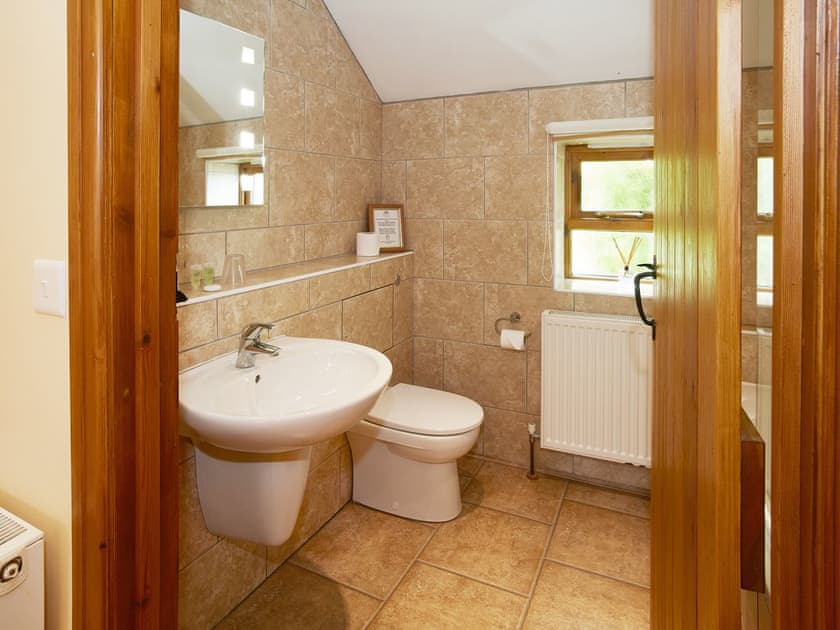 En-suite bathroom | Hindburn - Rawcliffe House Farm, Stape, near Pickering