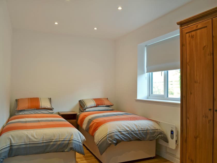 Cosy twin bedroom | Tawny Owls - Tawny Owls and Swallows, Godstone
