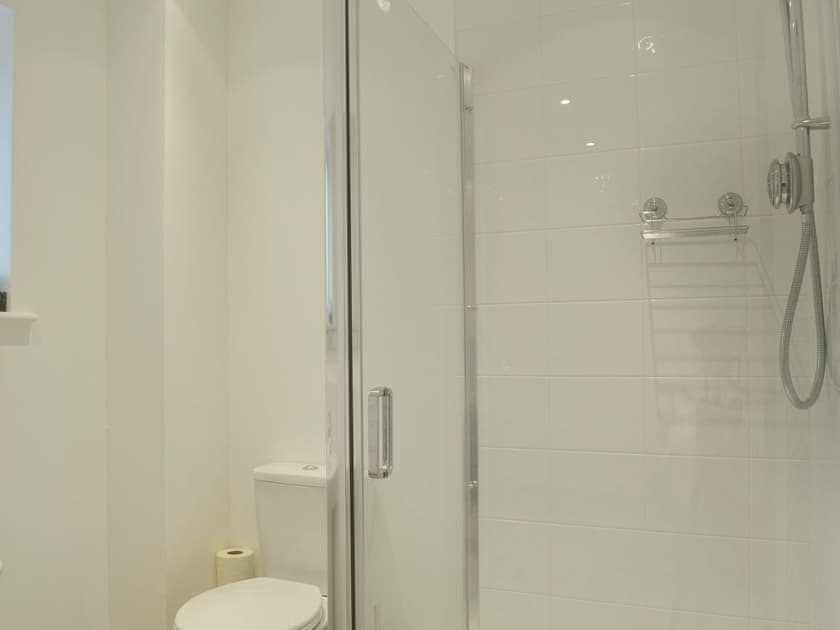 Convenient en-suite shower room | Swallows - Tawny Owls and Swallows, Godstone