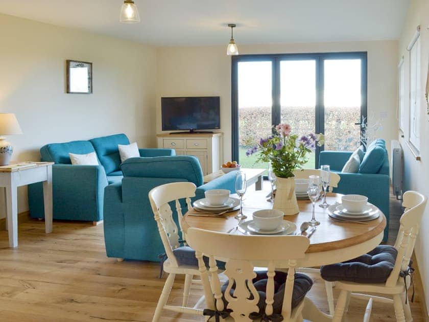 Inviting living and dining areas | Robin Cottage - Higher Tor Cottages, East Ogwell, near Newton Abbot