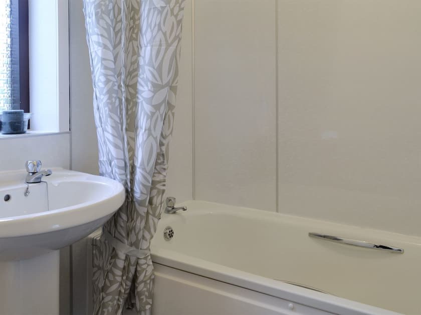 Family bathroom with shower over bath | Beuchan Bungalow - Beuchan Farm, Keir Mill, Thornhill
