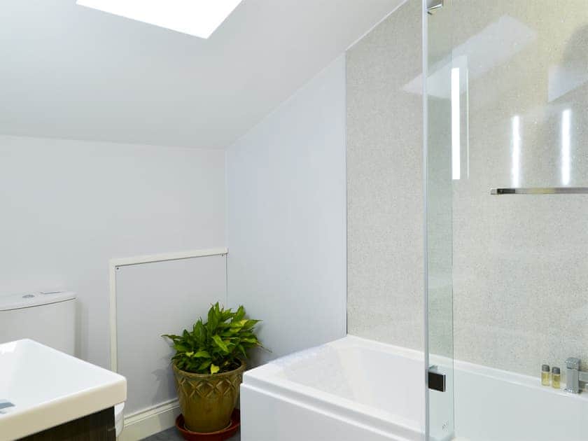 En-suite bathroom | Brewers Cottage, Near Hexham