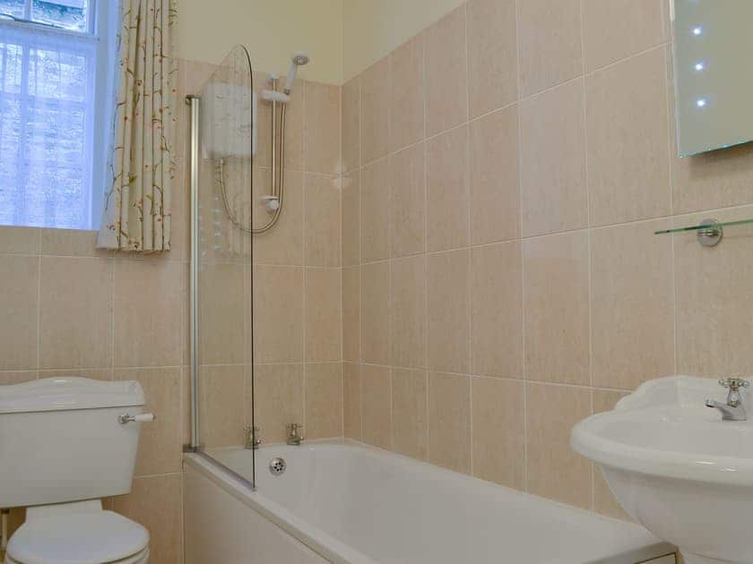 Bathroom | Isolda’s - Lanwithan Manor Apartments, Lostwithiel